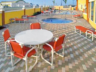 Super 8 By Wyndham Hidalgo/Mcallen Area Exterior photo